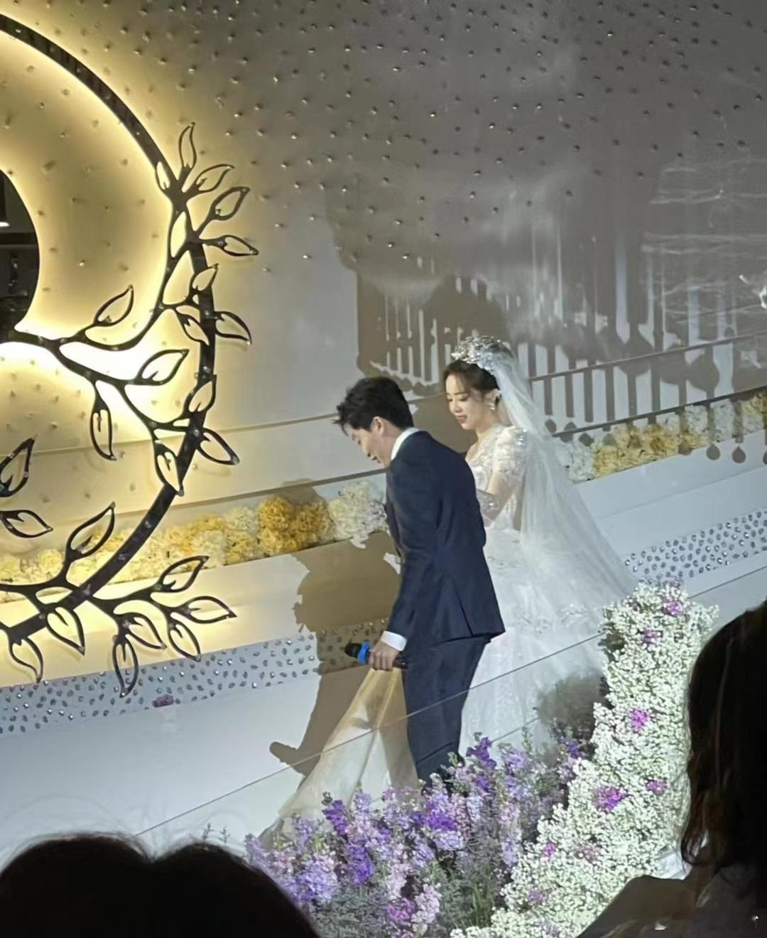 管泽元余霜在萍乡接亲了，哈哈，这小子终于开窍了！余霜真的好漂亮，两个人简直是天造