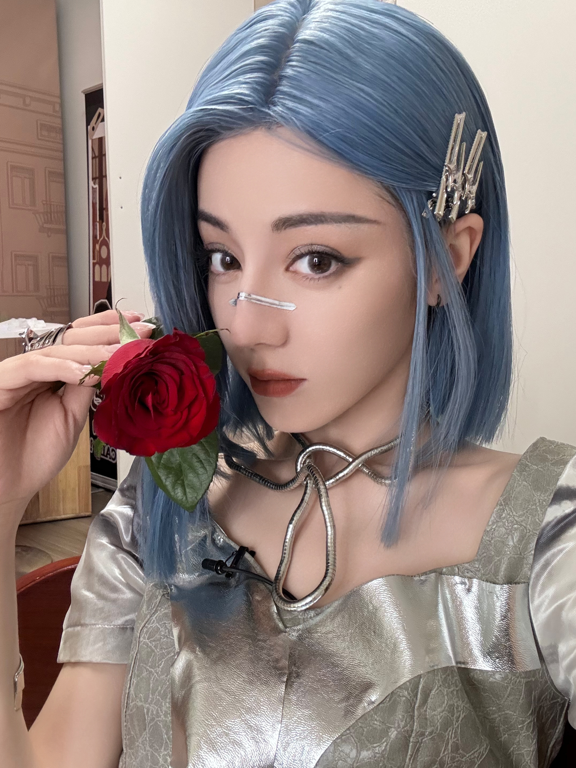 #迪丽热巴玫瑰wink# 玫瑰配美人~被热巴的自拍硬控住[哇]小巴同学的美貌像呼