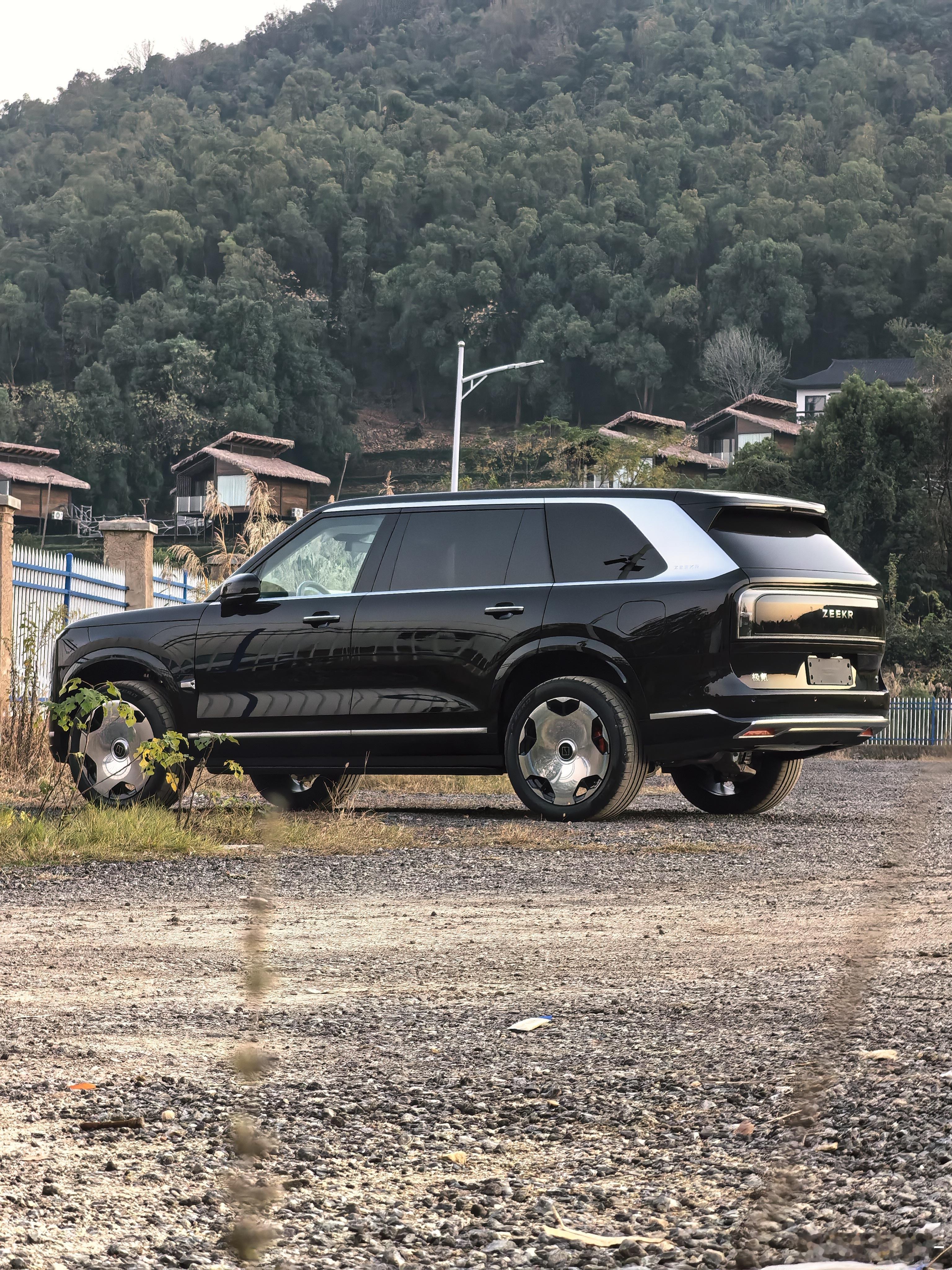 车边站了好久这个角度真耐看D柱的镀铬饰条点缀高级感瞬间就上来了没见过耀黑版的实车