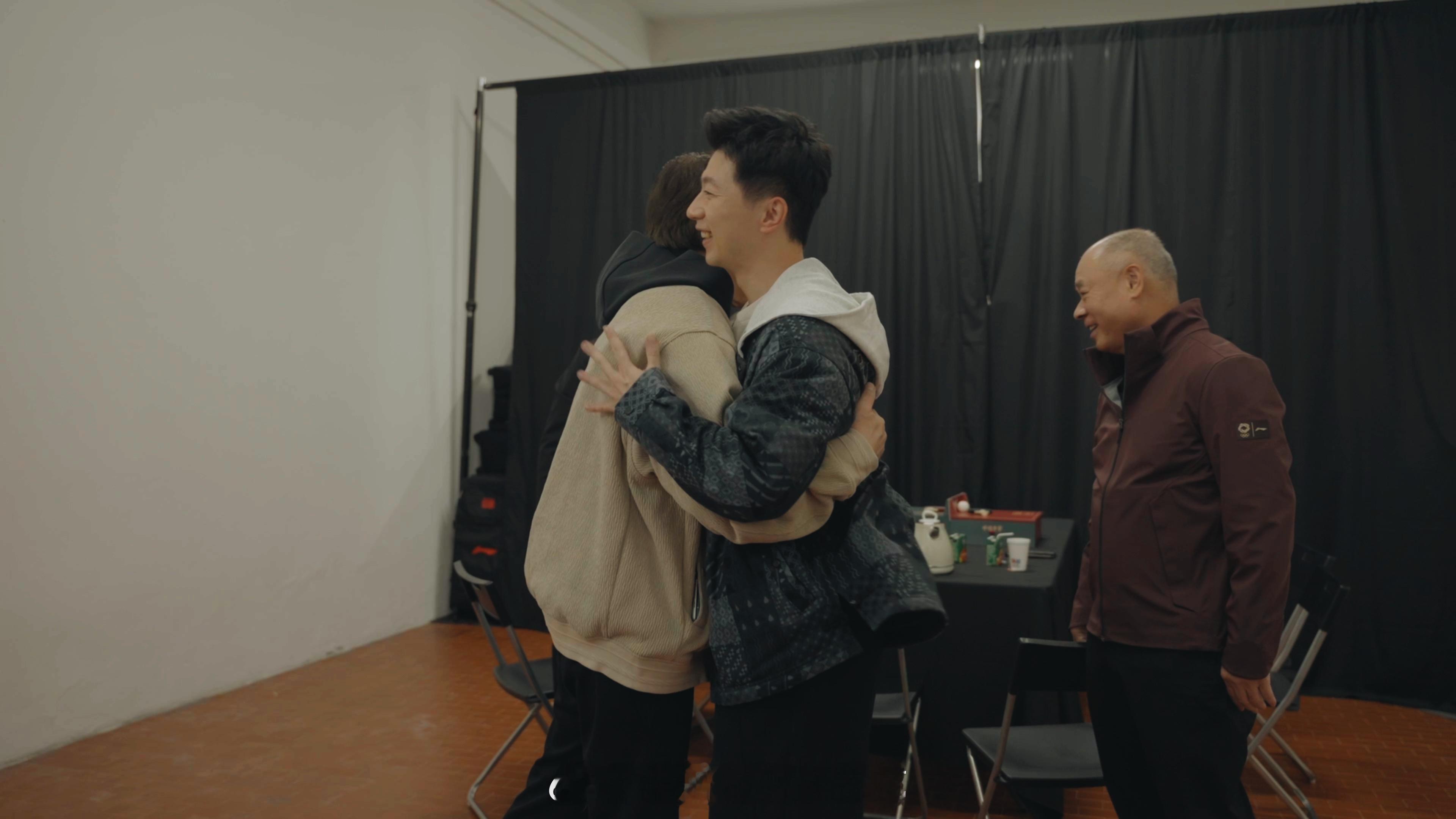 马龙成龙一起打乒乓球了 报告！发现成龙大哥隐藏技能！在马龙的“魔法”影响下，大哥