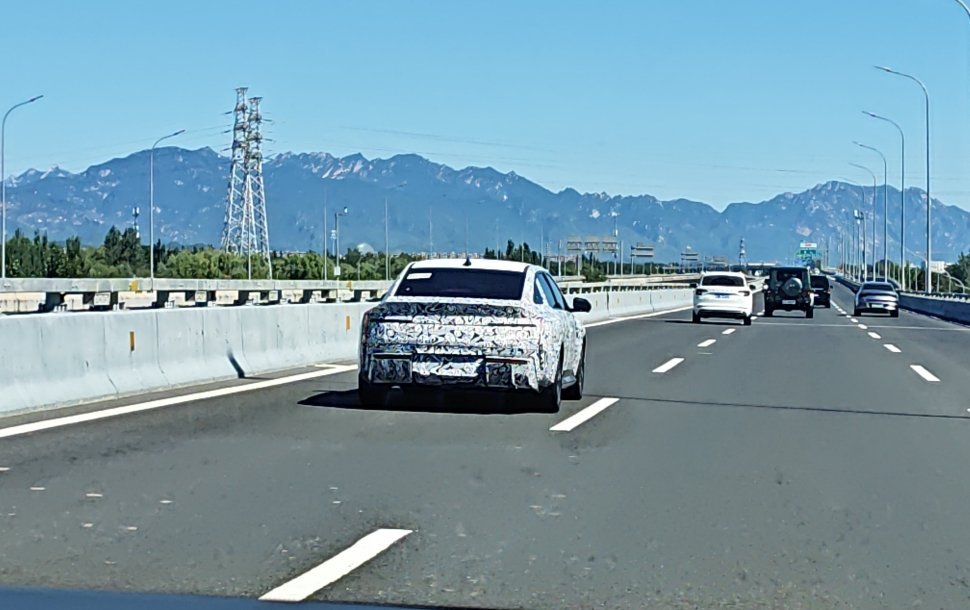 在怀柔高速上遇到的伪装车，有没有大神能猜到这是什么车？大v聊车 ​​​