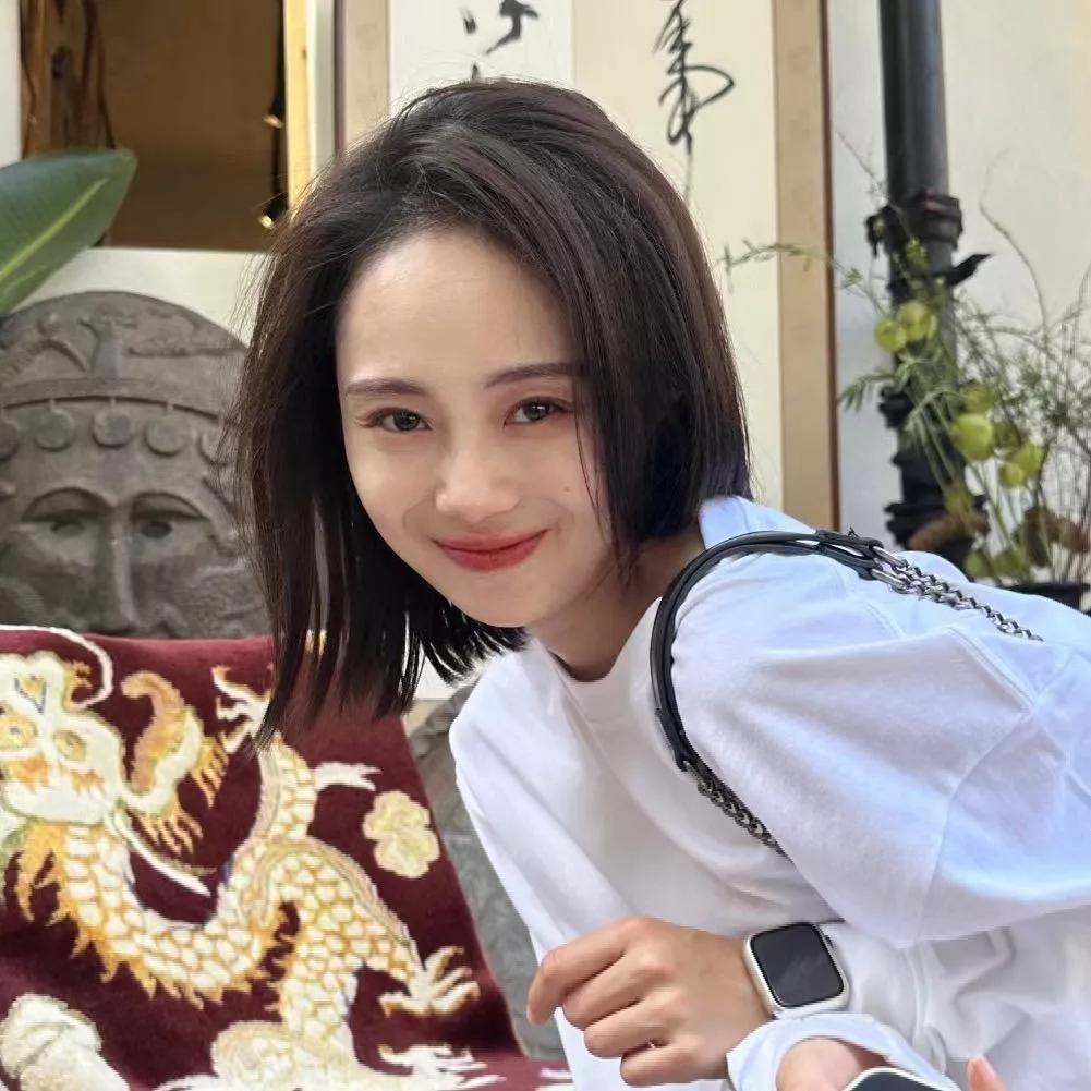 元气少女探访古风庭院，笑靥如花！