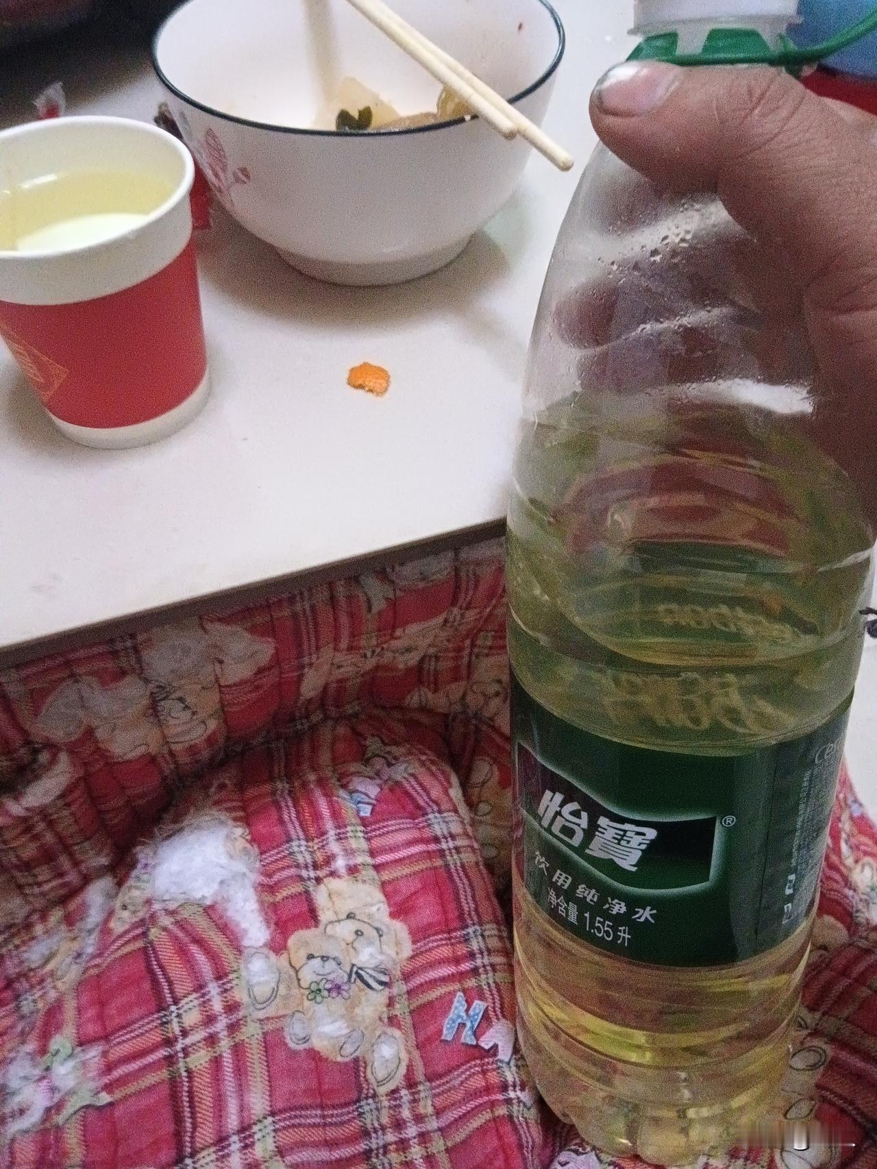 湘超冠军城球迷庆元旦，作客发每人一瓶水酒，喝不完可带走，矿泉瓶大瓶装着，都讲喝不