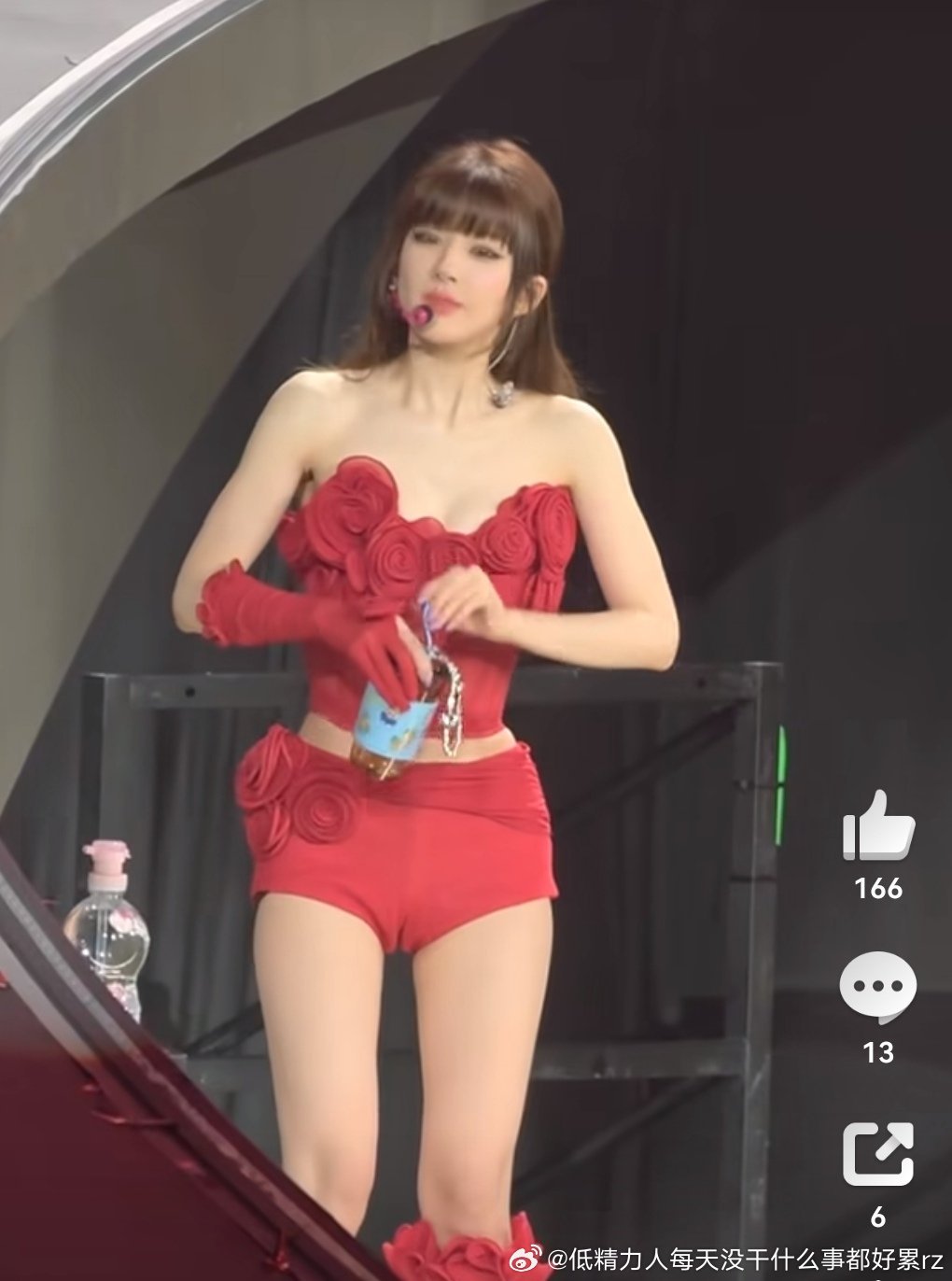 之前不是和那谁宁艺卓斯比说宁艺卓回内娱混不了但人家可能也想成为宁艺卓