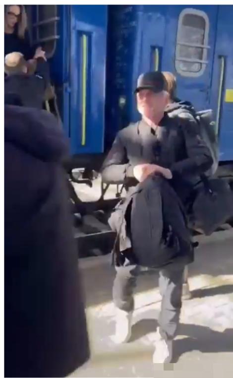 今天刷到肖恩·潘的消息，
有点愣神。
人家刚拿了第三座奥斯卡奖杯，没在红毯上捧奖