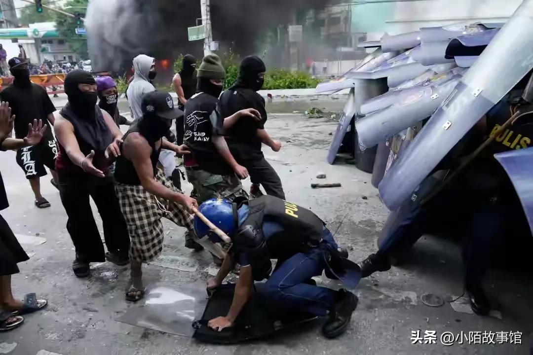 菲律宾的抗议活动升级为骚乱，出现警民对峙，马科斯的总统府前一片混乱，被烧成火海，