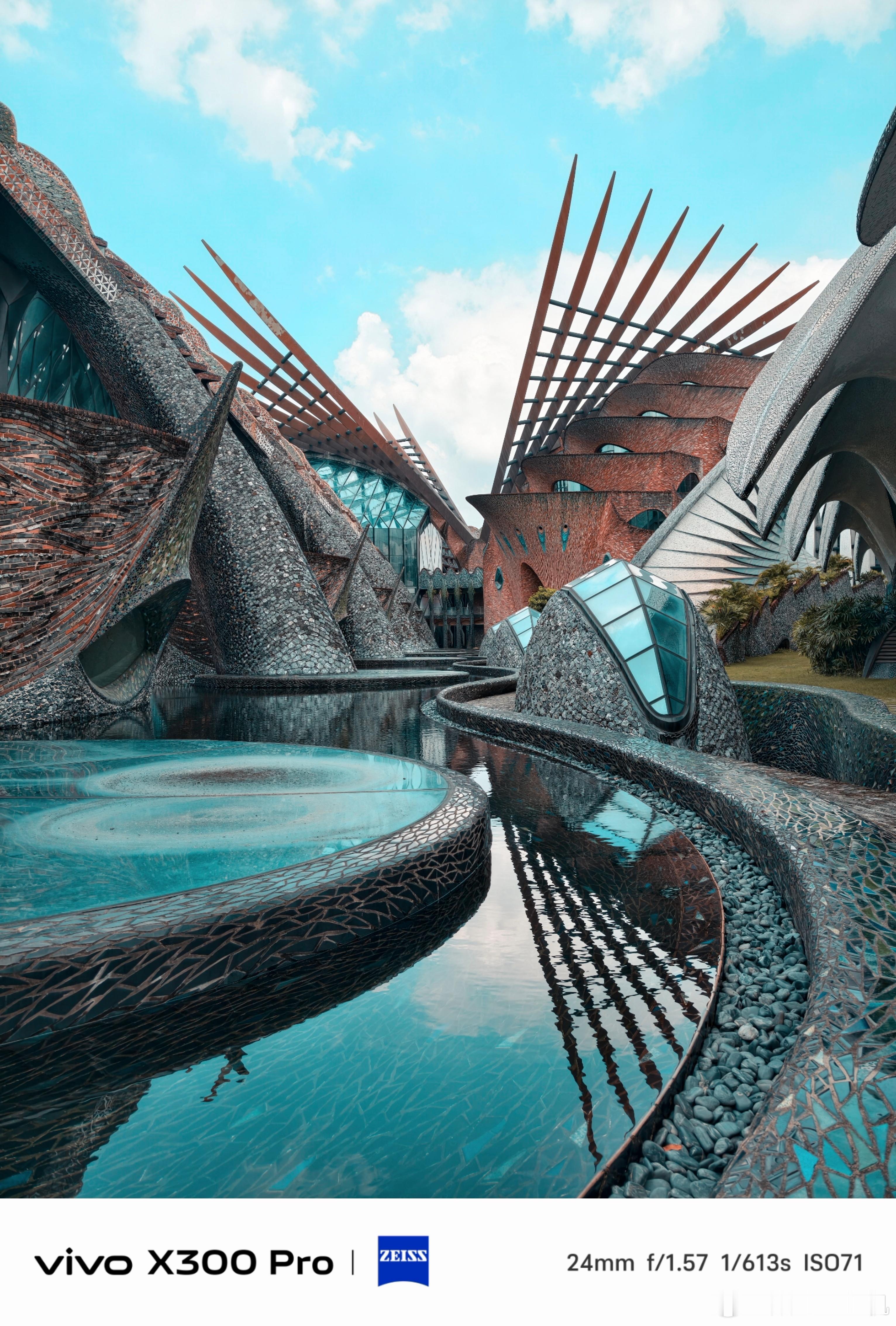 这是上个月在深圳拍的，加上青橙色调，随手拍下的建筑物，在这一刻显得非常高级和震撼