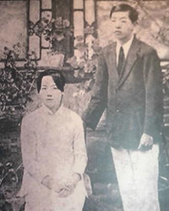 1940年，于凤至乳房溃烂严重，张学良申请让妻子去美国治病，戴笠汇报蒋介石后同意