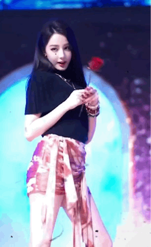 迪丽热巴走起路来，好有视觉冲击力！迪丽热巴写真照