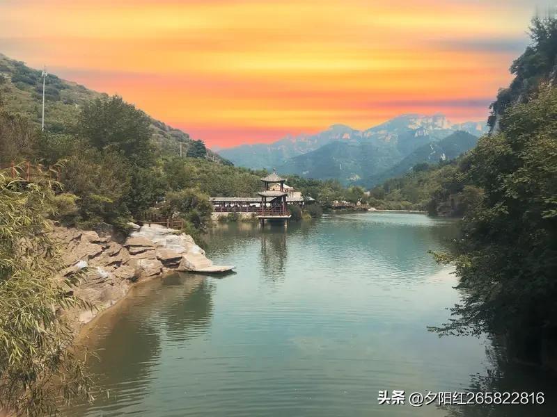 老翁打油诗
春有百花秋有月，
夏有凉风冬有雪。
若无闲韦挂心头，
便是人间好时节