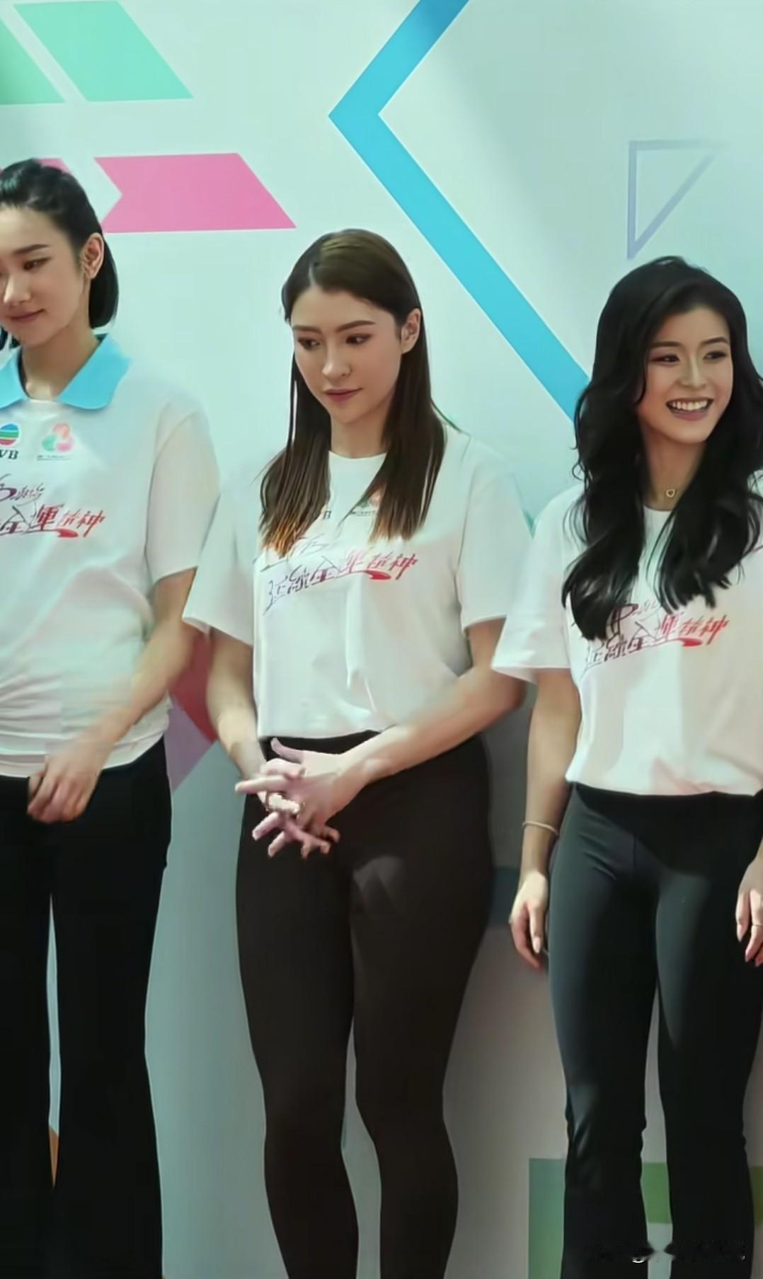 2025香港小姐冠军、亚军、季军三人组同框，从右往左依次是冠军陈咏诗，亚军施宇琪