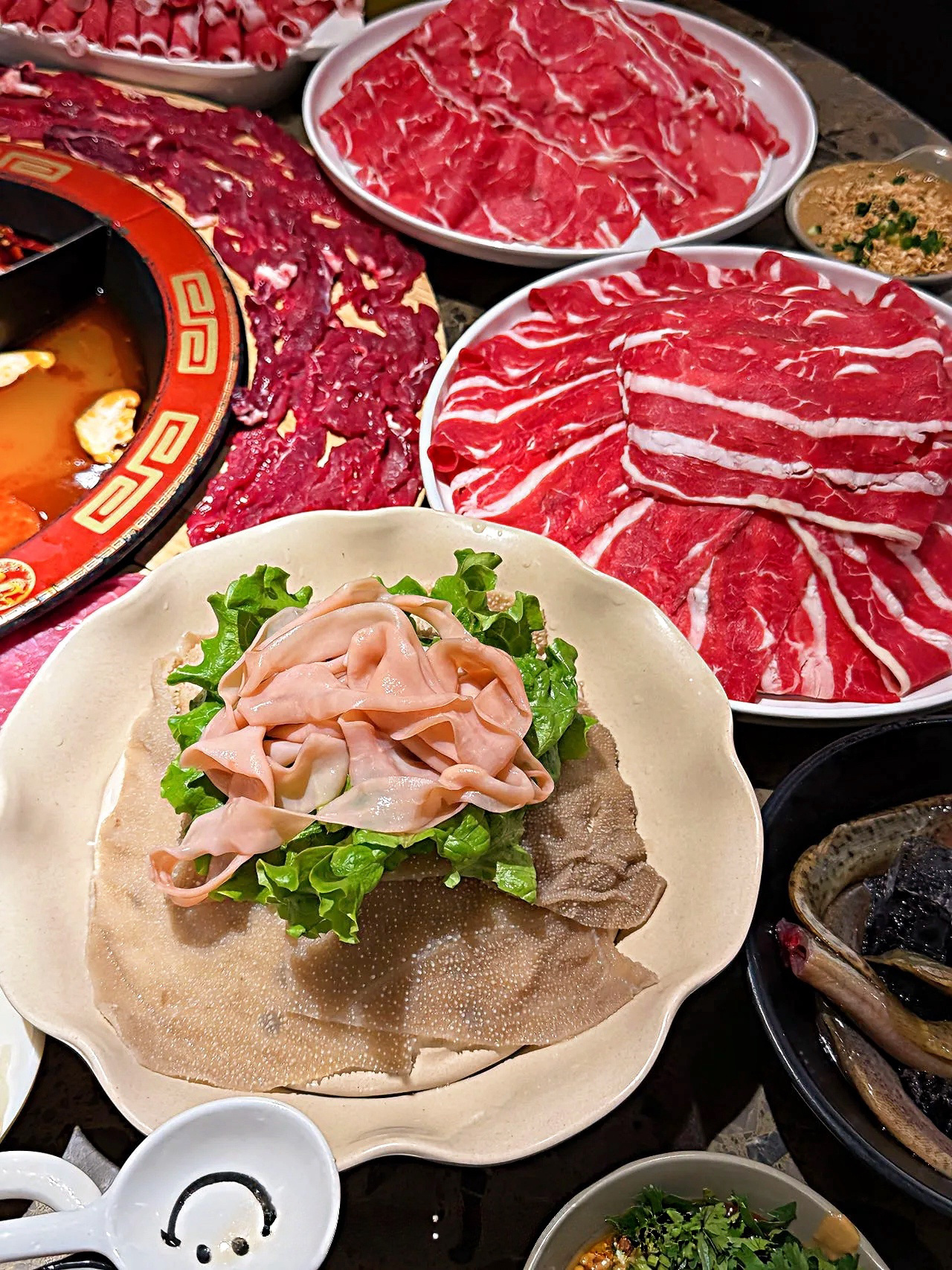 ♨️    在𝟯𝟬°𝗖的夏天 ， 吃着𝟭𝟬𝟬°𝗖的火锅 。 