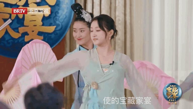 这身舞衣更显膀大腰圆[哈哈] ​​​