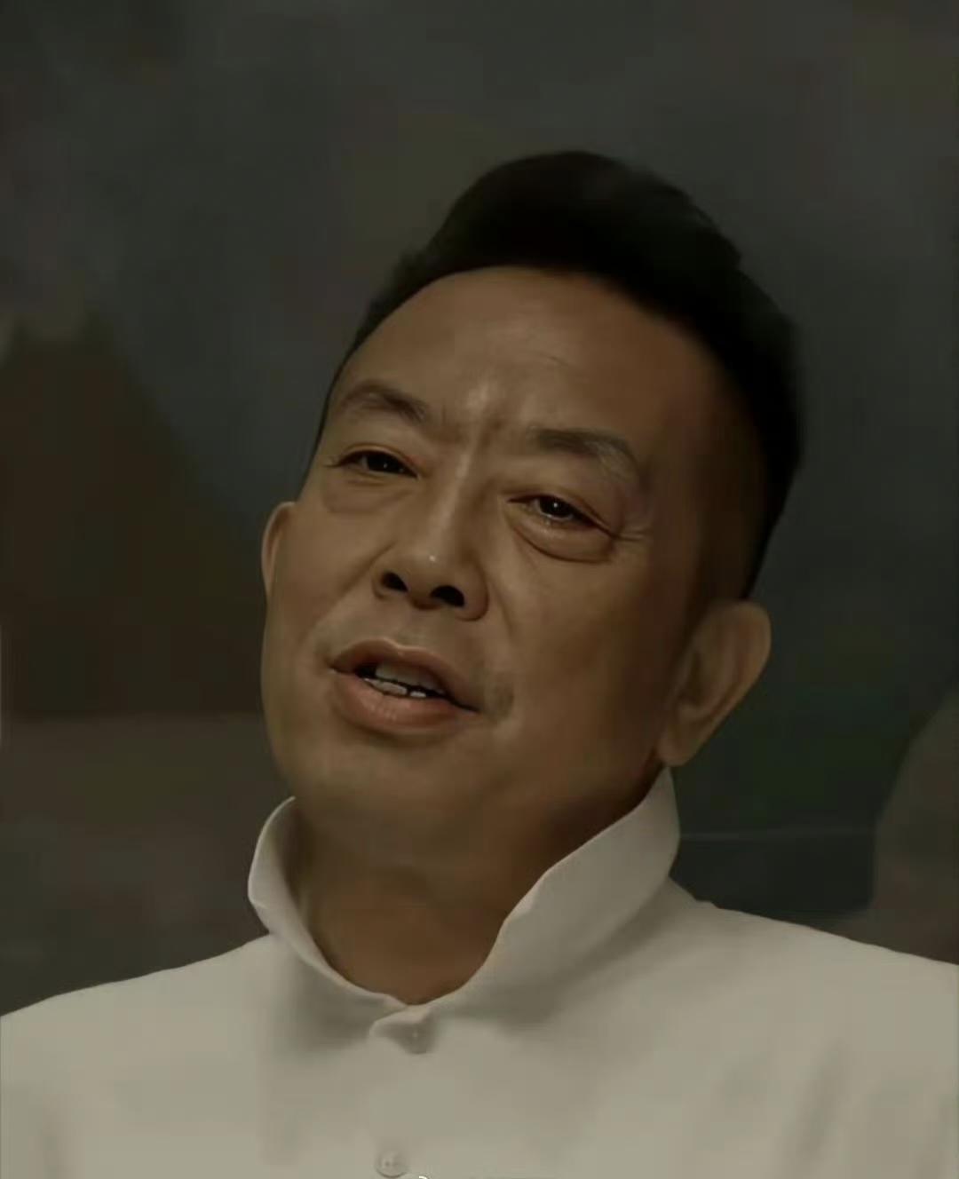 贾国龙有一个习惯，他非常喜欢把 T恤的领子立起来。把领子立起来，看起来显得很滑稽