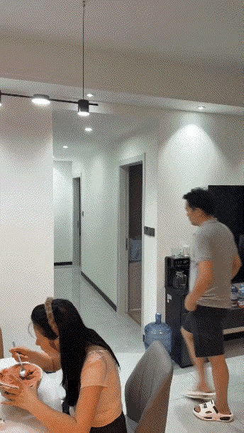 老公洗澡的速度，快得有点出人意料！
这憨货是真不懂还是装糊涂？
二人世界里，拼的