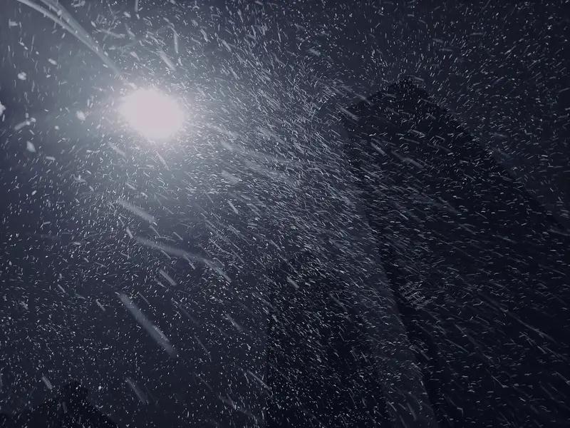 1月20日凌晨暴雪，阜阳女子带娃就医行路难，爱心的哥及时护送并留下电话，诊疗后返