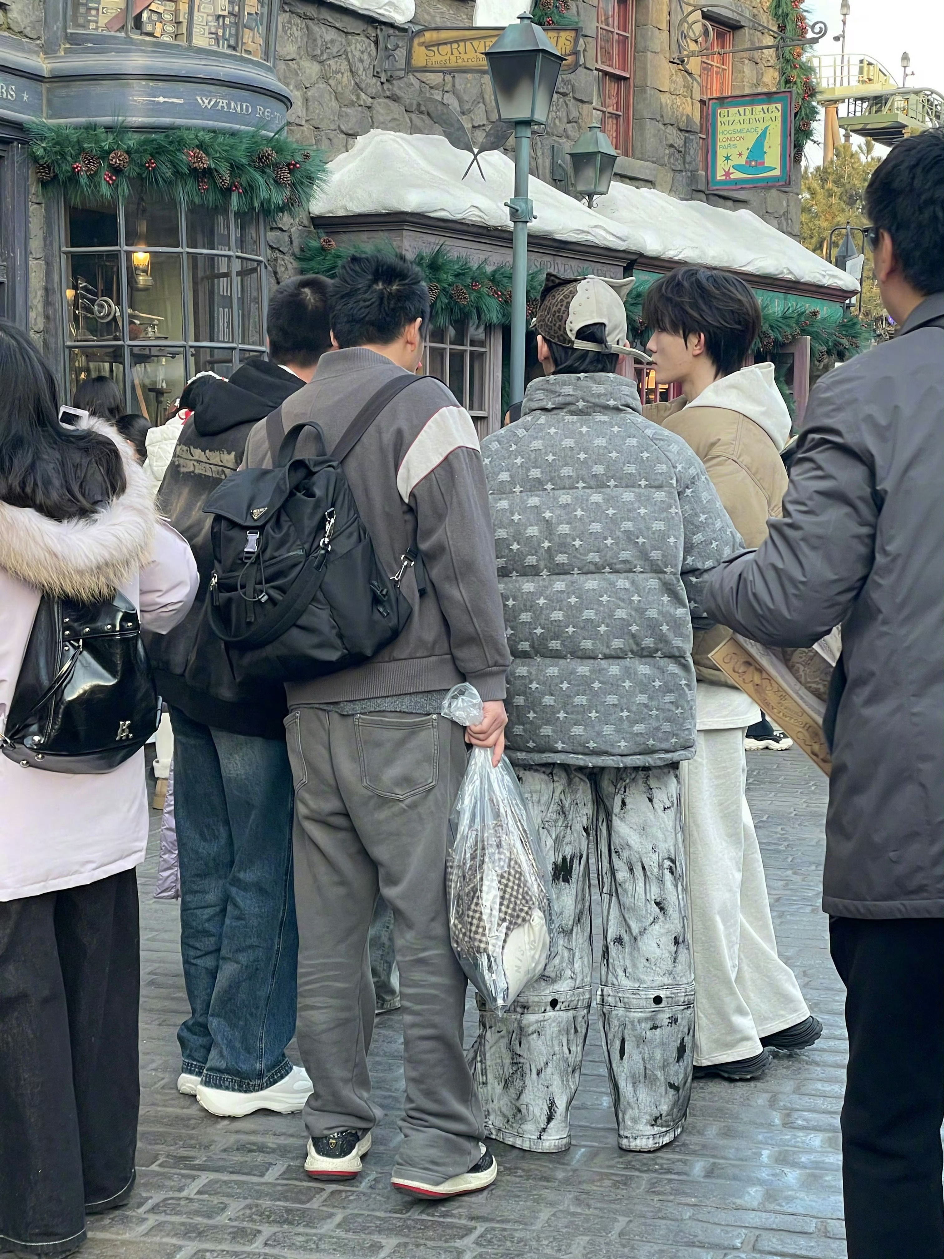 左航苏新皓去环球影城了，人群中很亮眼！玩的开心