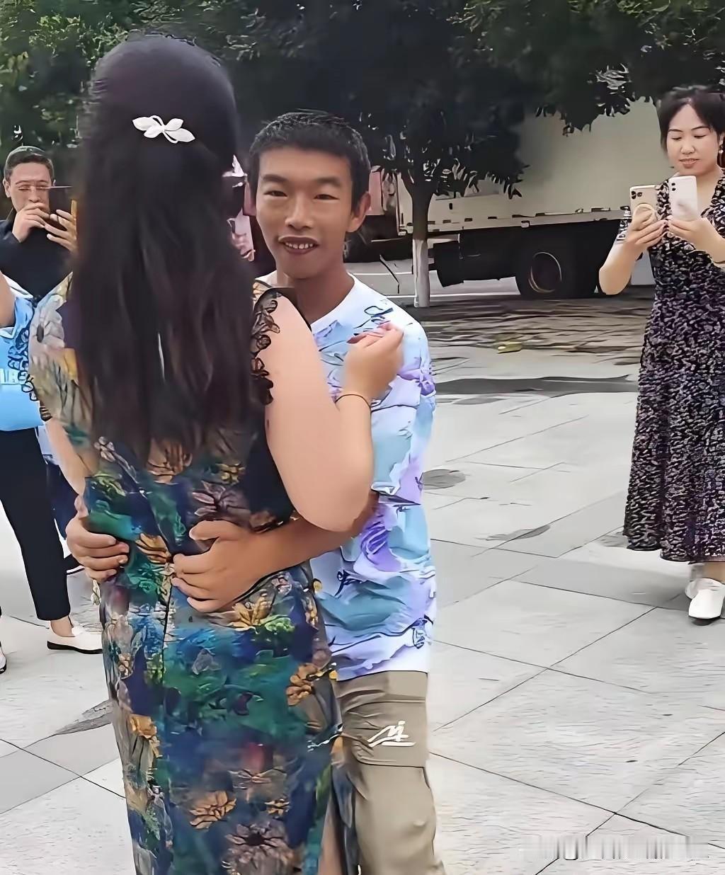 现在的年轻人真会玩！我竟然在广场上看到了这样一幕！

你见过十几岁的小伙子，不读