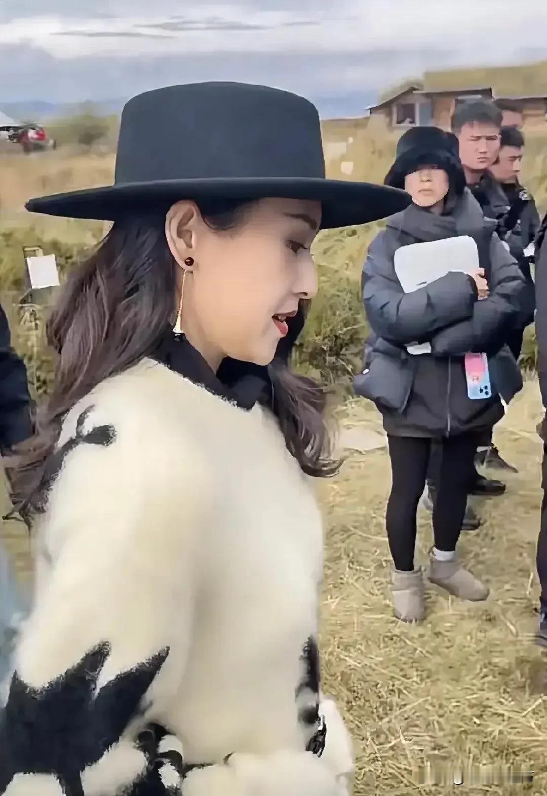 章子怡侧颜杀……
这360度无死角的颜，充分诠释了啥叫骨相美。 ​
#章子怡#