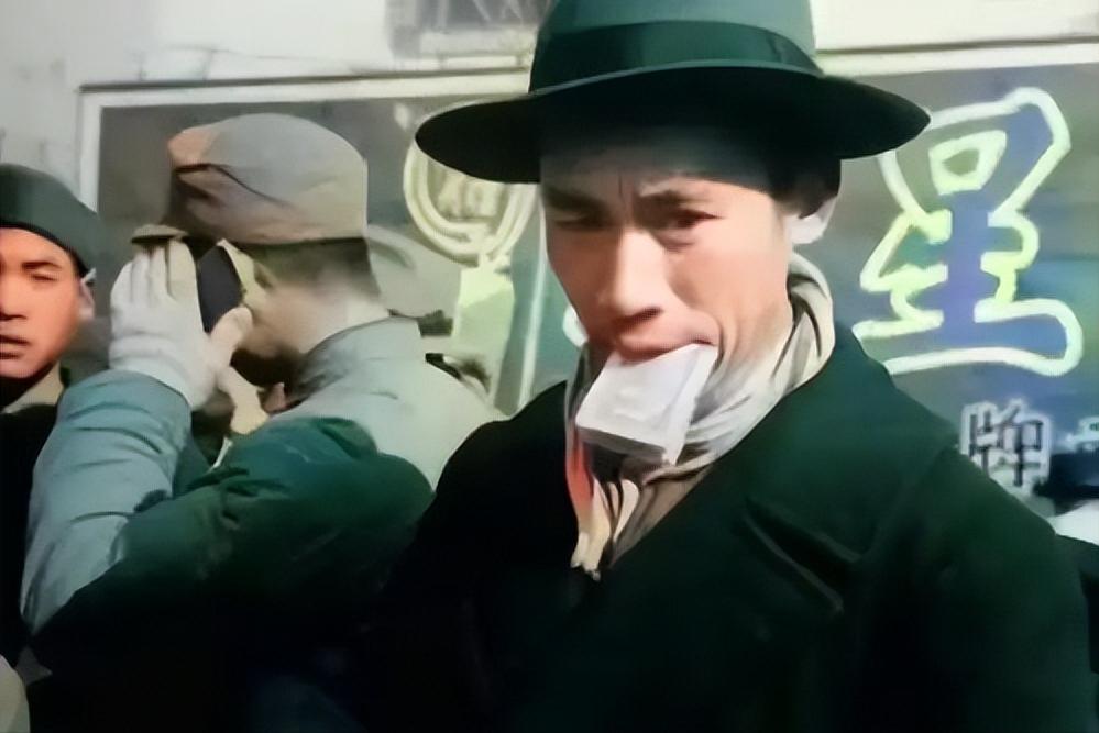 1949年的上海，赫赫有名的商人丁永福，把自家的洋房全卖了，换成了美金。旁人都说