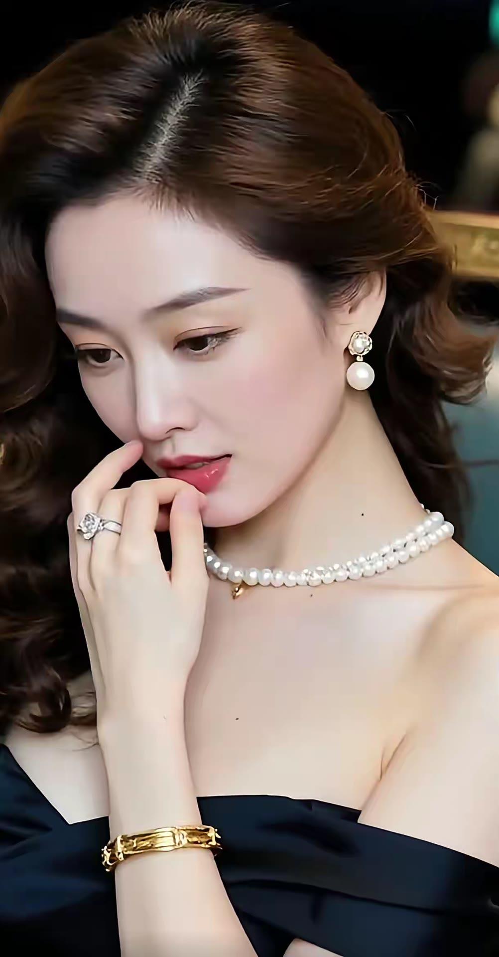 优雅气质，珍珠项链与耳环的完美搭配，尽显女性魅力。