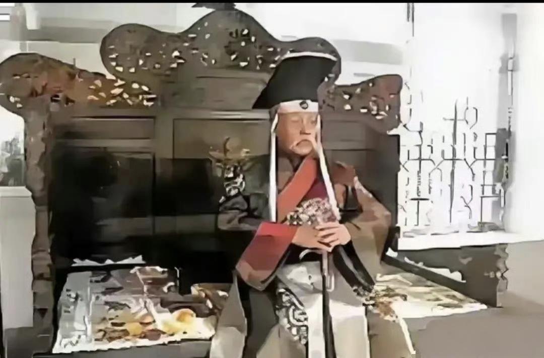 1916年袁世凯登基称帝真实影像，穿龙袍坐龙椅接受朝拜 ​​​