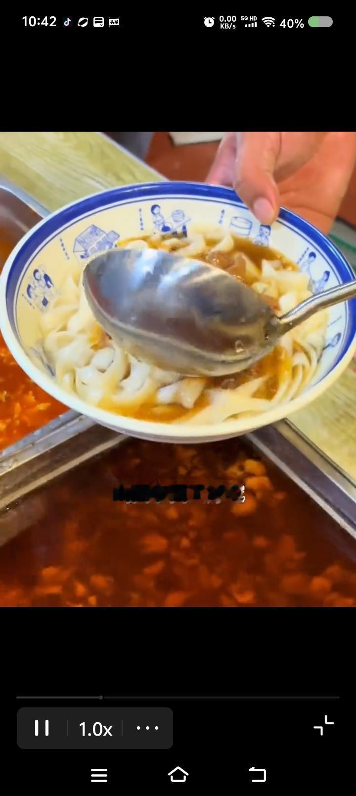 山西人可以喝醋，但不吃醋泡饭！
好家伙，网上有个人吃面，搬起一大瓶醋“咚咚咚咚咚