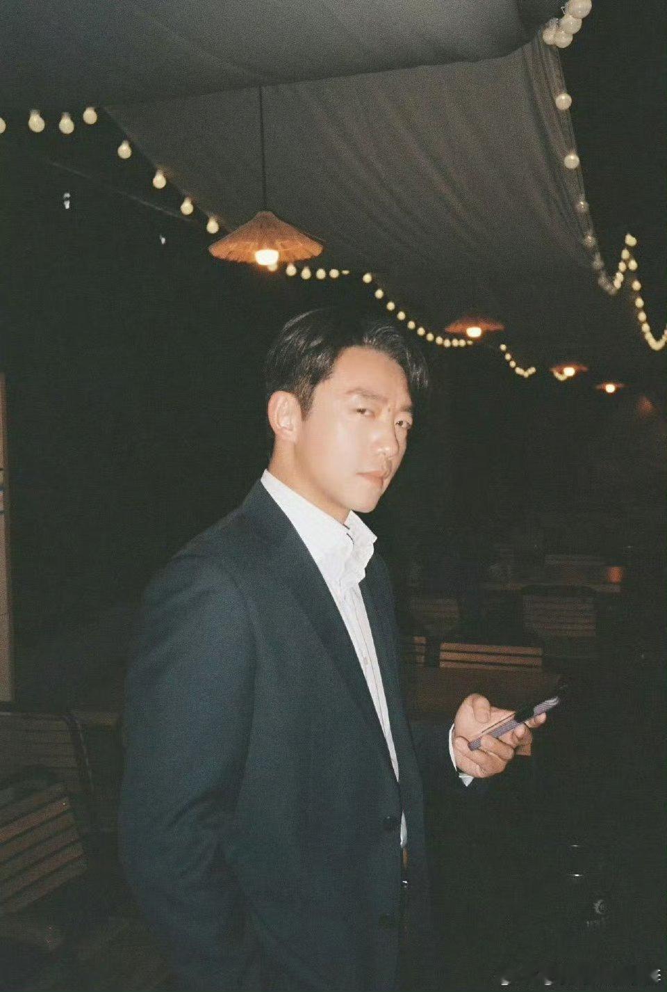 薛昊婧镜头下的郑恺陈靖可内娱六边形战士薛昊婧多才多艺焊死[爱慕][心] 胶片摄影