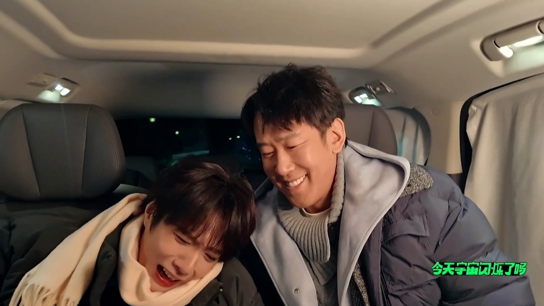 刘耀文给黄子韬打视频假哭黄子韬看到刘耀文假哭的表情宇宙闪烁请注意黄子韬接到刘耀文