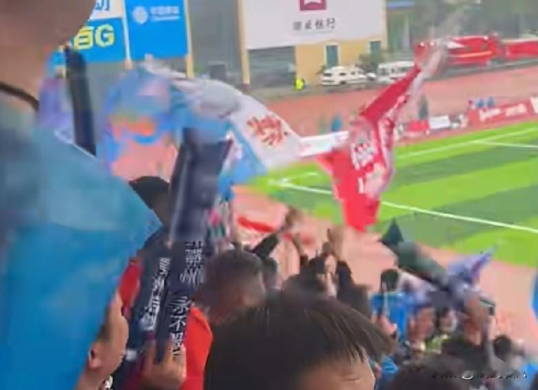 楚超雨战激情飞扬，鄂州主场气势昂扬，两球完胜仙桃，绿茵赛场尽显鄂州少年雄风！