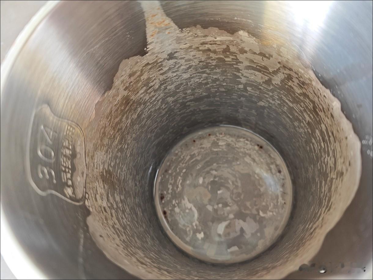 水壶水垢别再只煮白醋！3种去污法子，厚水垢一冲就掉，无异味不伤内胆
 
家里烧水