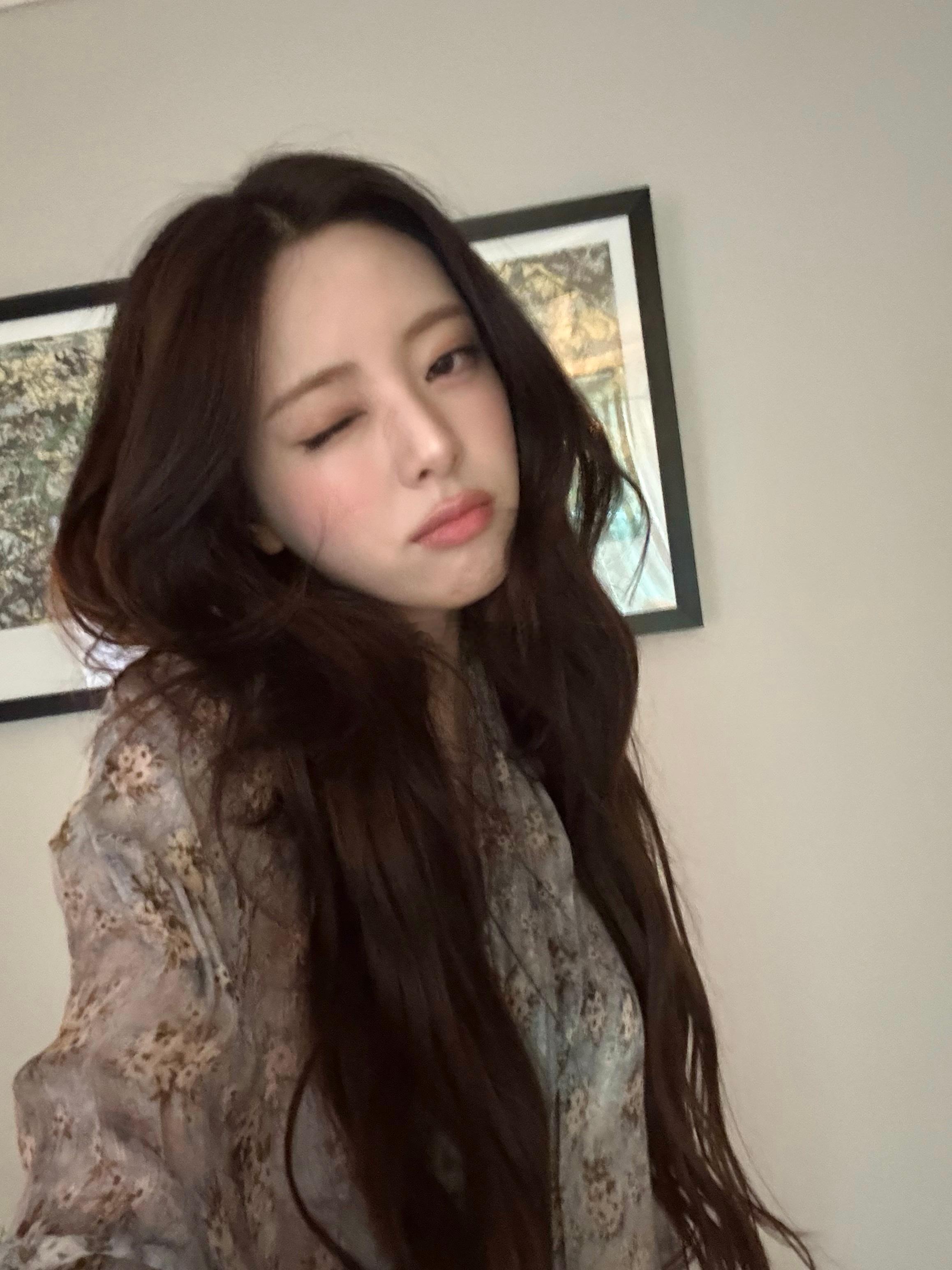 晚风事务所老巷深处藏着一间无人知晓的晚风事务所，木门斑驳，挂着一盏长明的暖黄灯，