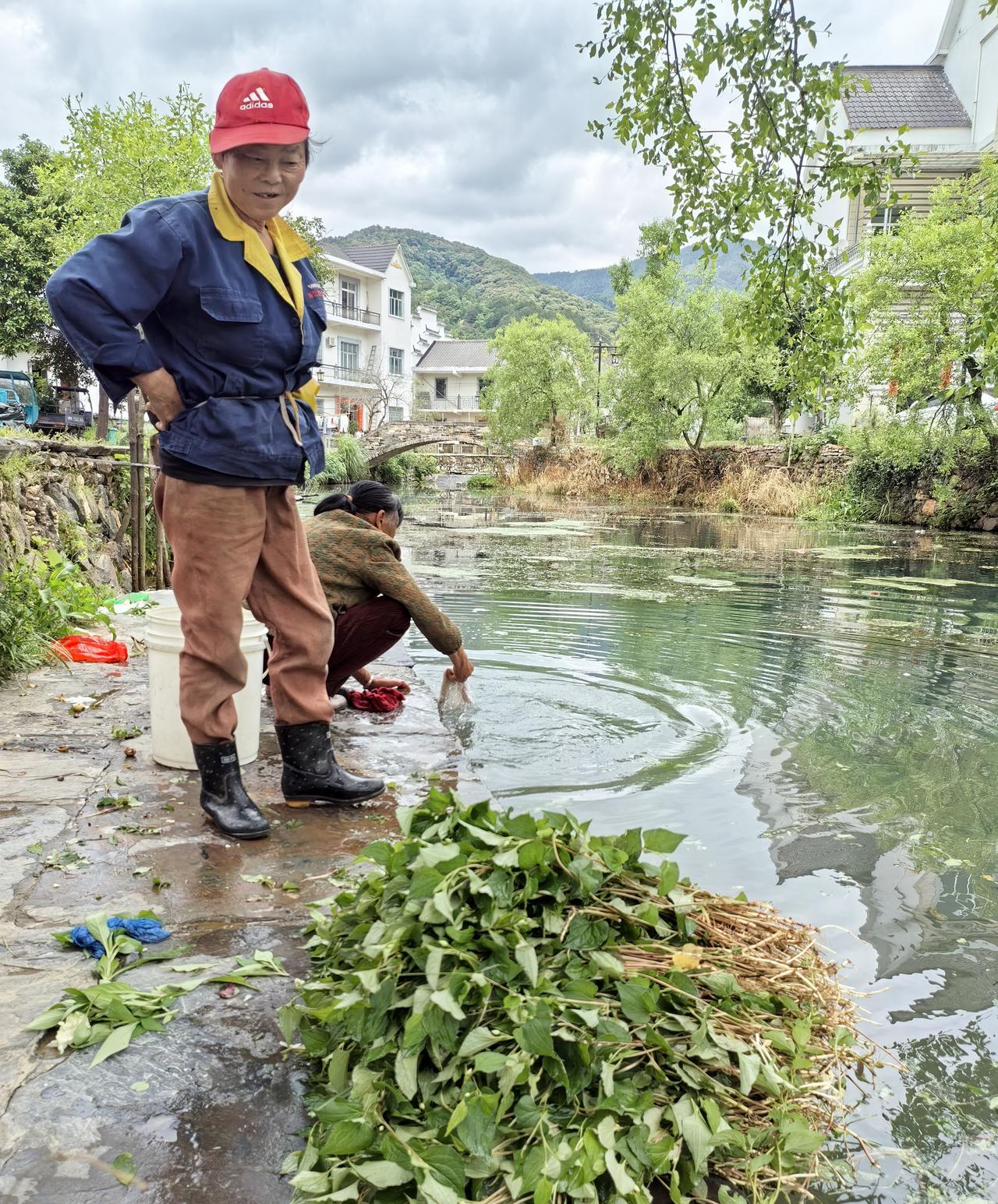 烟火人生🚴
每每骑行到一地
总去搭讪“老百姓”
我是老百姓😉
乐平历崌山小坑