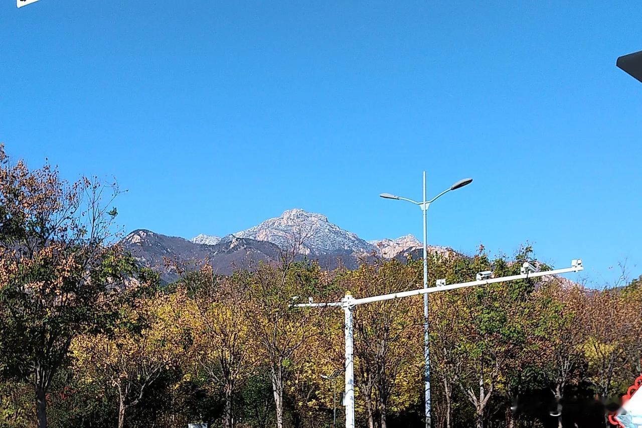 晴天下的泰山怎么拍出了别样的感觉 ,你们知道泰安哪里当地人最少吗 ?对 ,就是泰