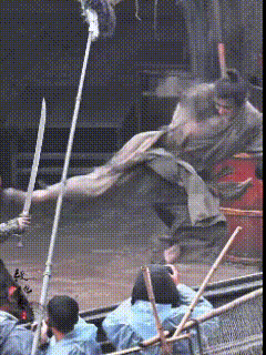 成毅欧巴，踹我心巴[害羞]单手支撑，飞起来就是一脚，打架的毅毅直接就这么踹开朕的