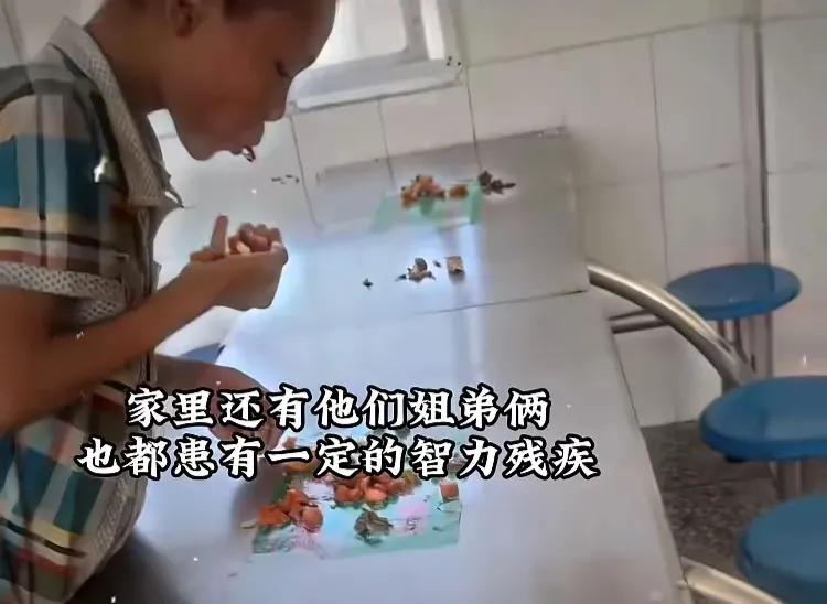 当代二十四孝之——儿食剩骨，正餐奉母。
看一眼，是感人的孝顺；
看两眼，是时代的