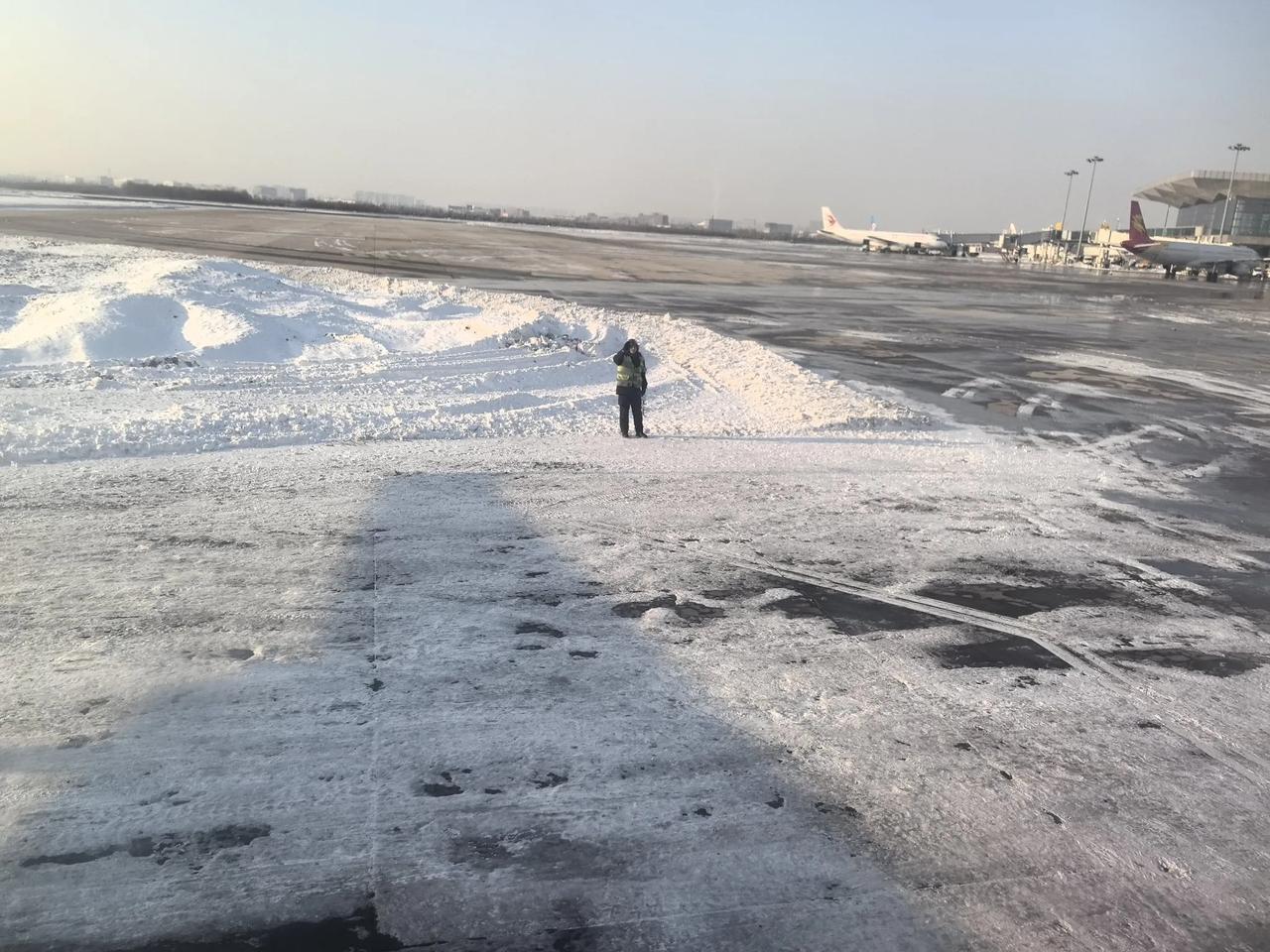 雪中漫步机场，感受寒冬的宁静。