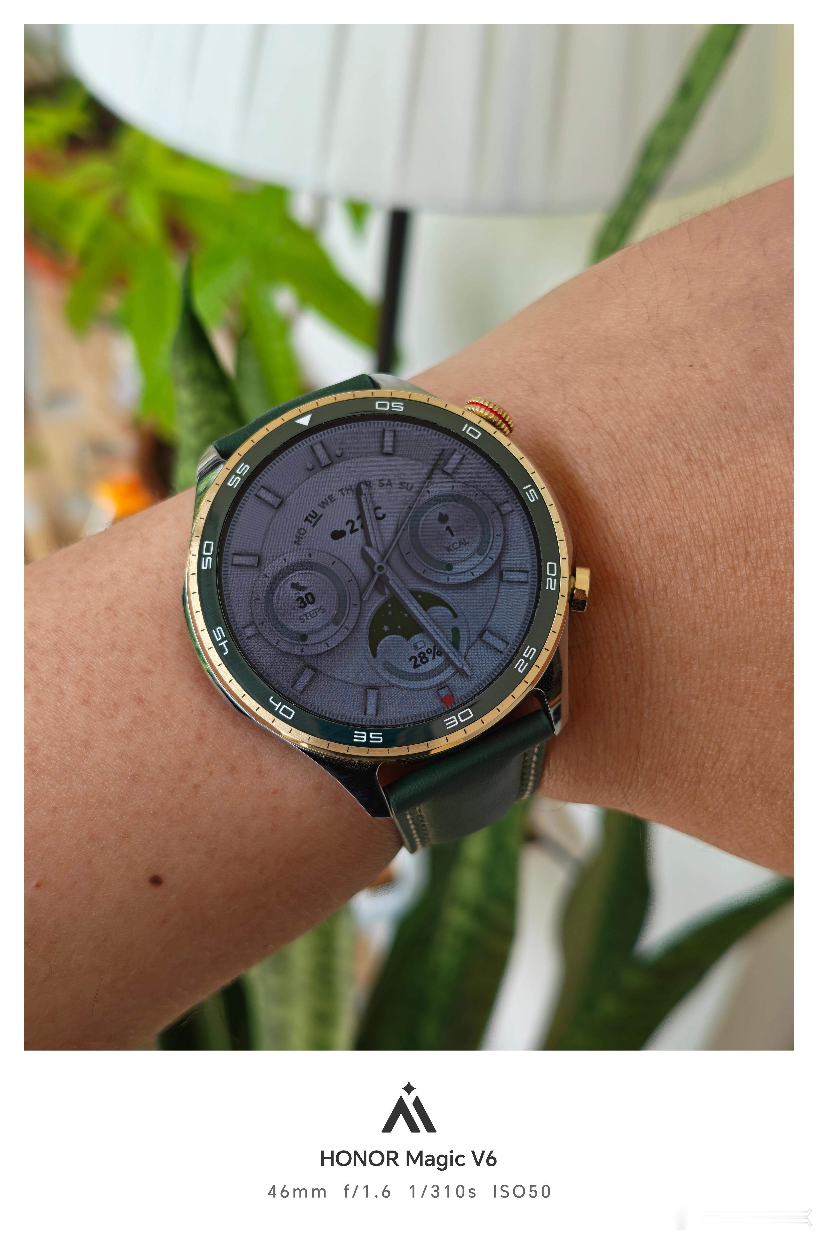 穿短袖的季节到了得戴漂亮好看的手表荣耀手表5 Pro探秘家配色刚刚好 