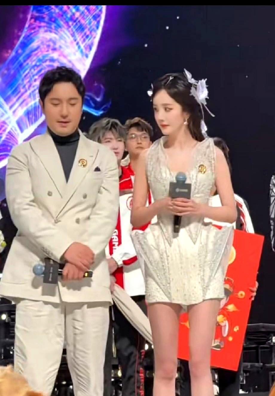 杨幂不靠滤镜，靠作息吃饭动起来。
23点睡，8点吃，一天只吃8小时。
16小时空