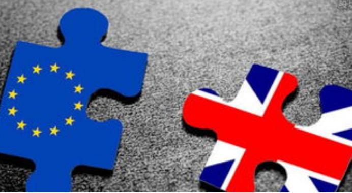 如果只看表态，英国近年的对华立场，几乎可以用“强硬”来概括。
但如果再往下看一步