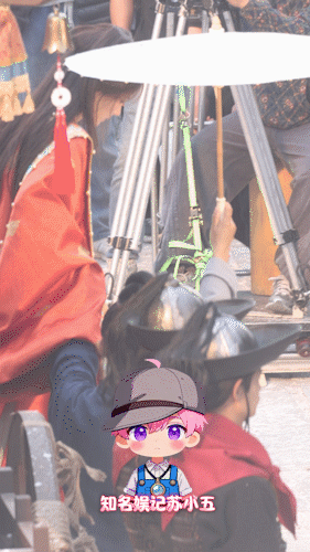 李一桐下马车差点摔倒 有八卦媒体拍到李一桐新剧片场从马车上下来，险些摔倒。 