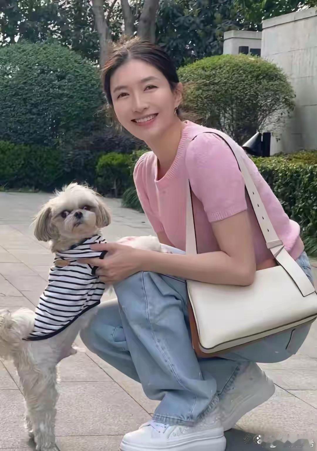 江疏影轻松一笑，阳光洒落，那份自在感染了我。生活就该这样悠然自得，享受每个平凡温
