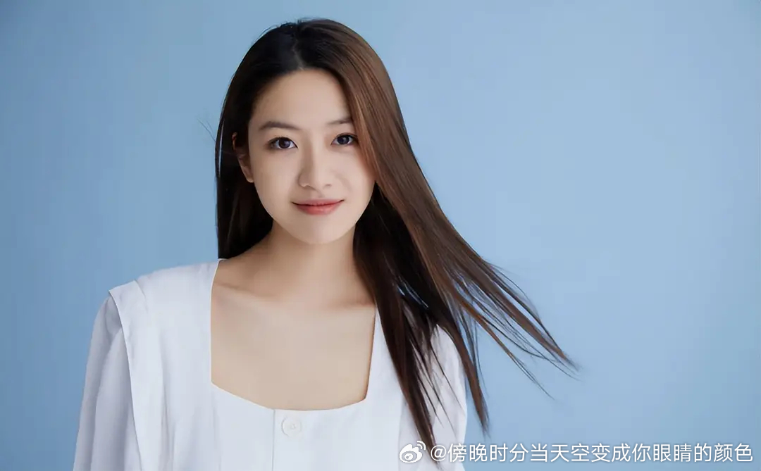 徐静蕾宠着、周迅护着，长得不漂亮却让大咖轮流作配，她啥来头？ 