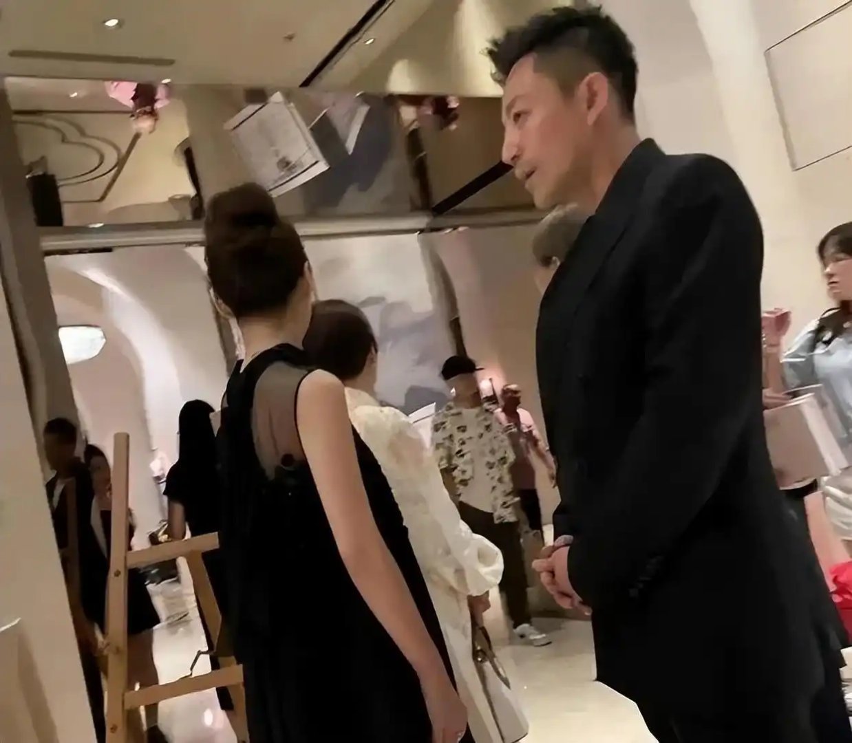 汪小菲夫妇参加婚礼变主角，马筱梅黑裙露长腿，全场求合影！ ​​​