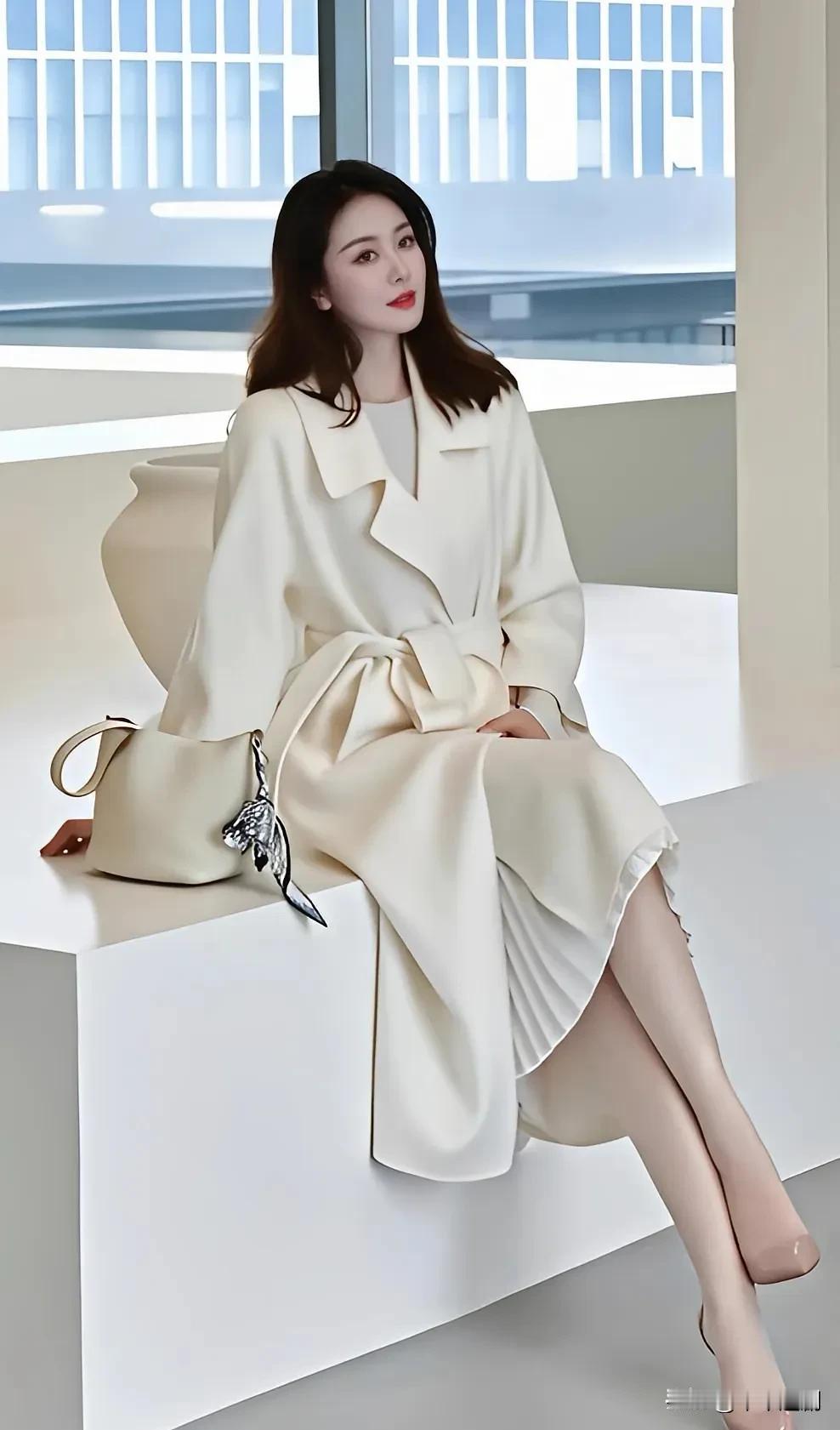 米白大衣裹着温柔，都市一隅的静，是独属于自己的松弛时刻。
温婉气质大衣 米白气质