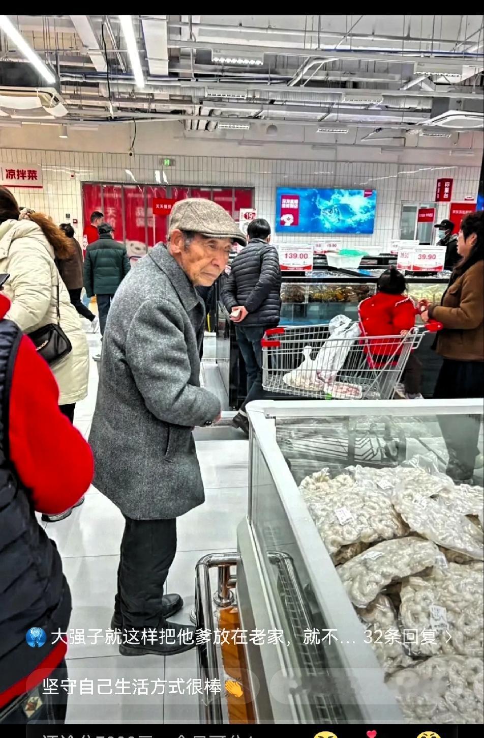 近日，有网友在宿迁新开的京东折扣超市偶遇刘强东父亲刘志成。

73岁老爷子直奔食