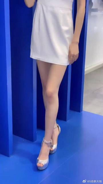 《时装周转战车展的小爽车模小姐姐 车展现场 终于不是那么冷了》