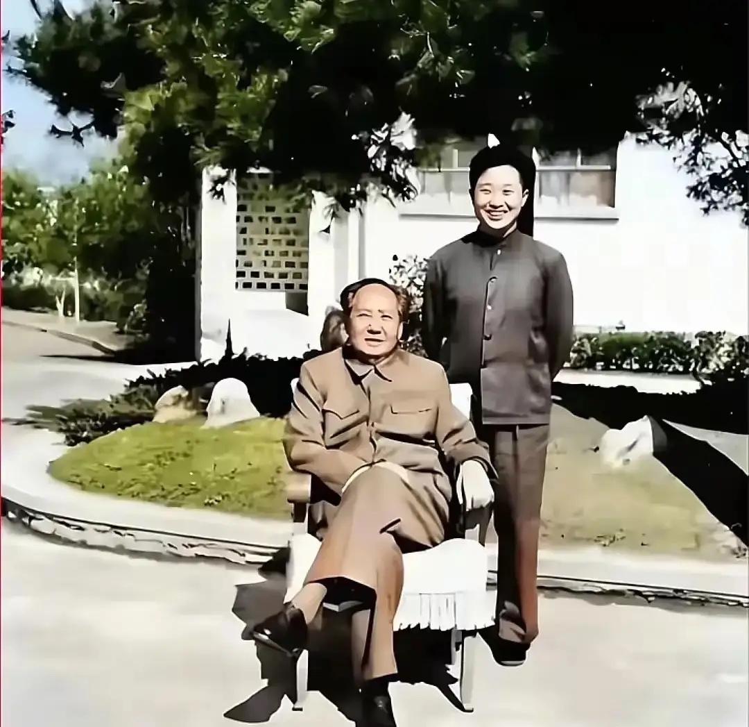 看到毛主席和周福明的真实合影，不禁眼含热泪，一句“人民万岁”在回荡！

周福明是