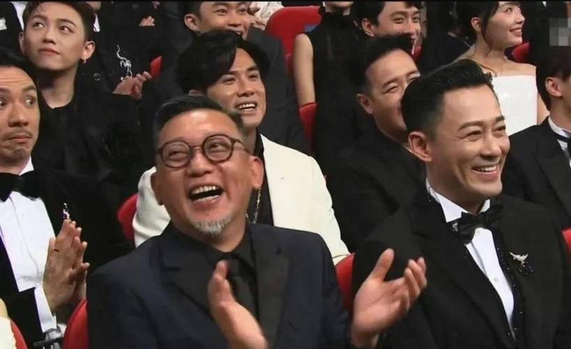 这张喜气洋洋的照片：我一眼就认出了笑容明媚、丰神俊逸的大帅哥林峰与胡须花白、气色