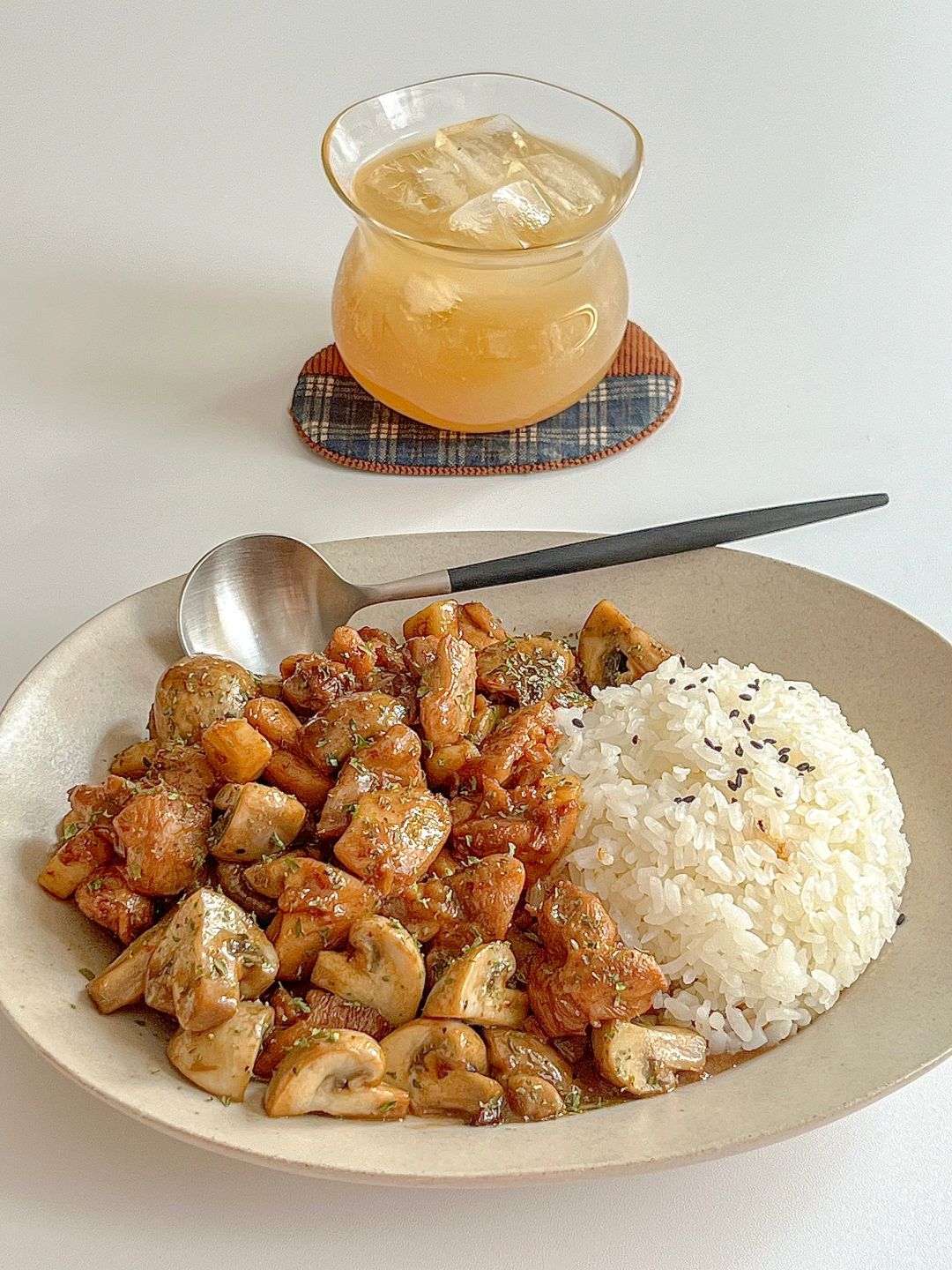 一人食｜蒜香口蘑鸡腿肉饭🍚